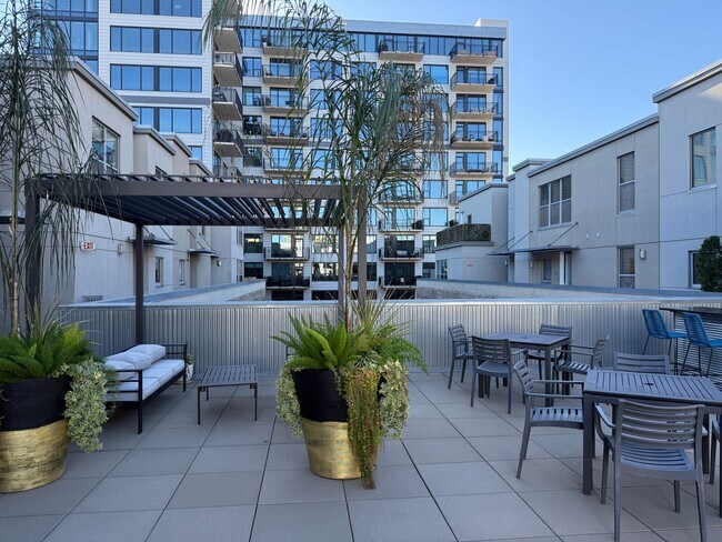 Building Photo - Rarely Available 3 Bedroom 2 Bathroom Pent...