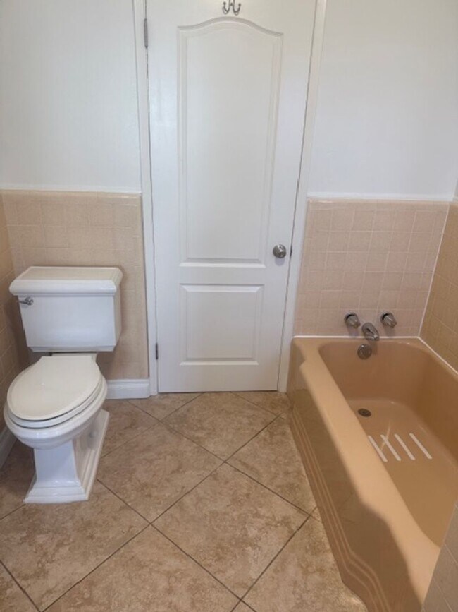 Building Photo - ~ AVAILABLE NOW ~ 3 BEDROOM HOME FOR RENT IN LAKEWOOD VILLAGE!