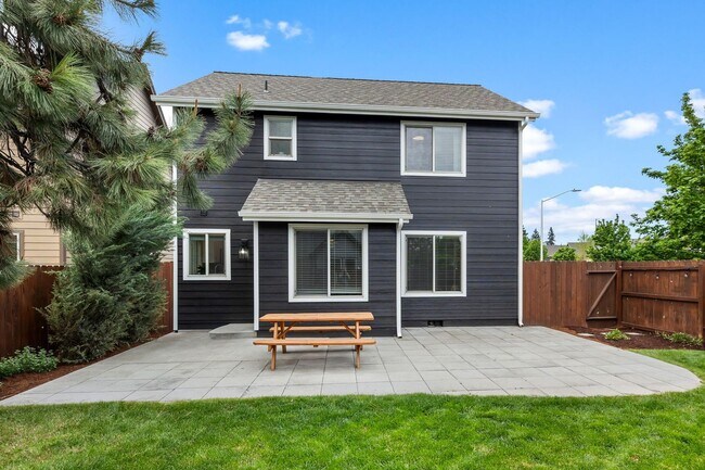 Building Photo - Beautiful SE Bend Home | Spacious Floorplan | Fenced Backyard | Near Parks & Trails
