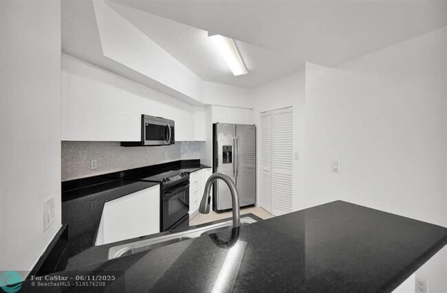 Building Photo - 16699 Collins Ave