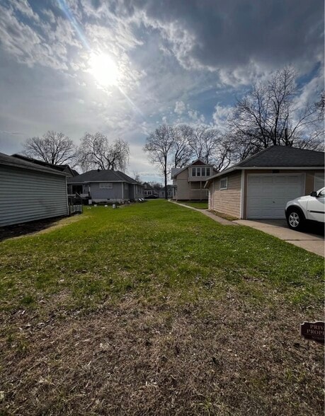 Garage + Backyard - 1614 Prospect St