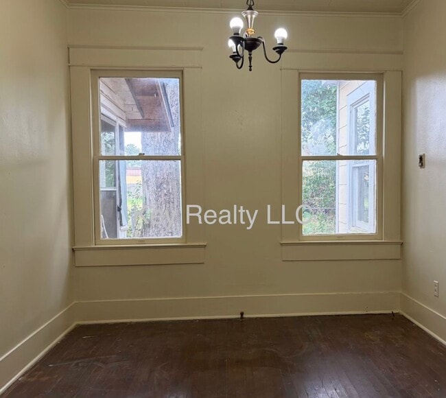 Building Photo - 609 18th St