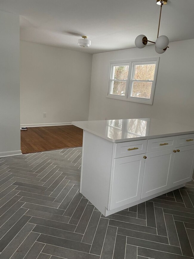 Building Photo - 4 Bedroom Remodeled House off Old Forest Road