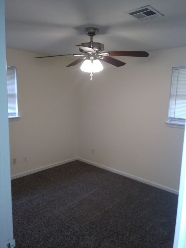 Building Photo - 2 Bed, 1.5 Bath, 2 Car Garage