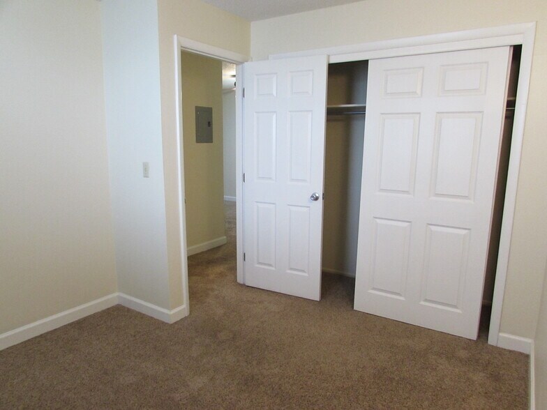 Building Photo - 3233 Lakeside Dr