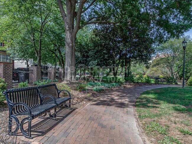 Building Photo - 224 N Poplar St