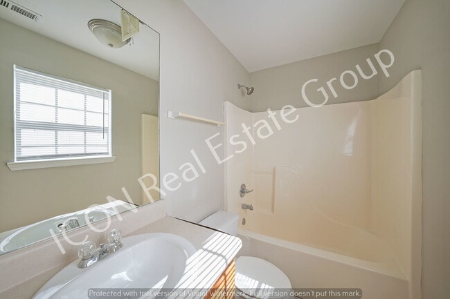 Building Photo - 3/2 Ground Floor apartment with new floori...