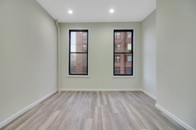 Building Photo - 332 Jackson St