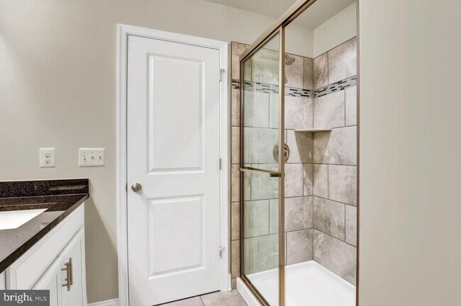 Building Photo - 611 E 7th St