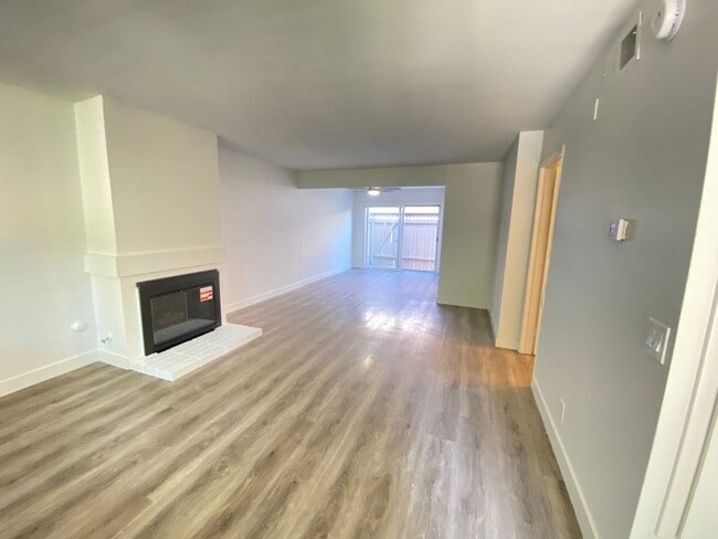 Building Photo - Beautiful 2 bed 2.5 Bath, Newport Beach