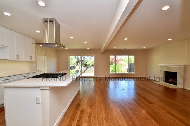 Building Photo - 627 Tanbark Terrace