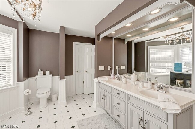 Building Photo - 809 Village Trail