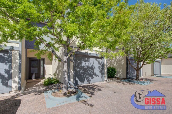 Building Photo - Cute townhome with 2 bedrooms - 1 1/2 bath...