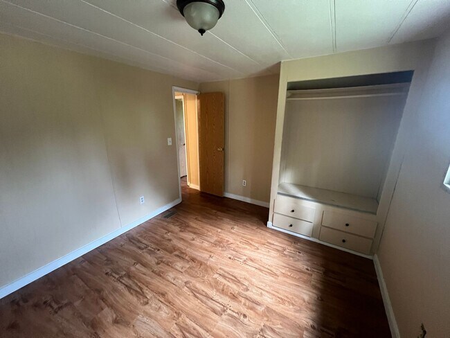 Building Photo - Quiet 2 bedroom home