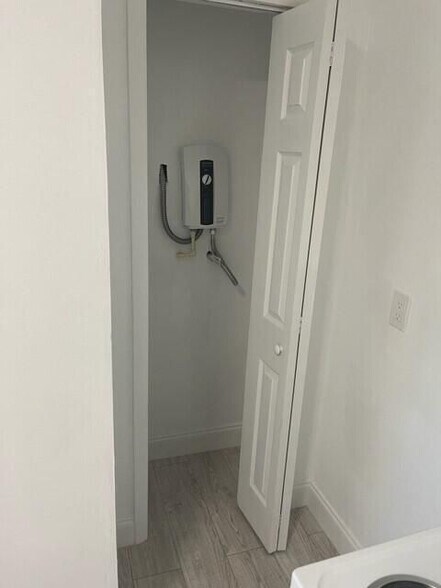 Building Photo - 3890 Lakewood Rd