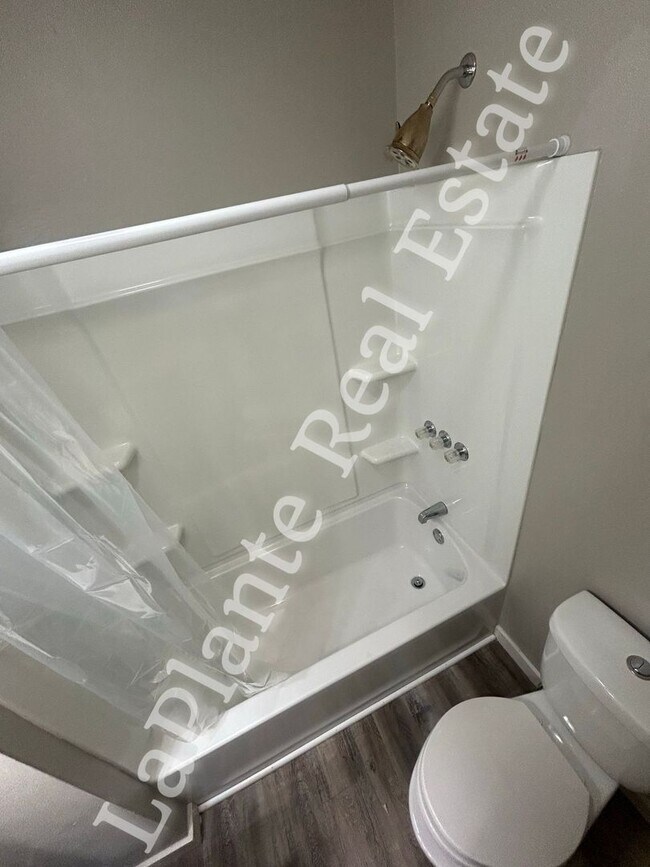 Building Photo - Bright Newly renovated Home in a Quiet West Toledo Neighborhood