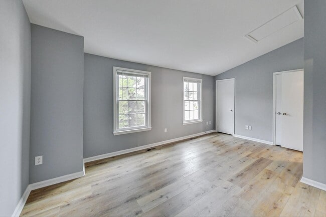 Building Photo - Beautifully maintained end unit Townhouse located in Stonebridge subdivision!