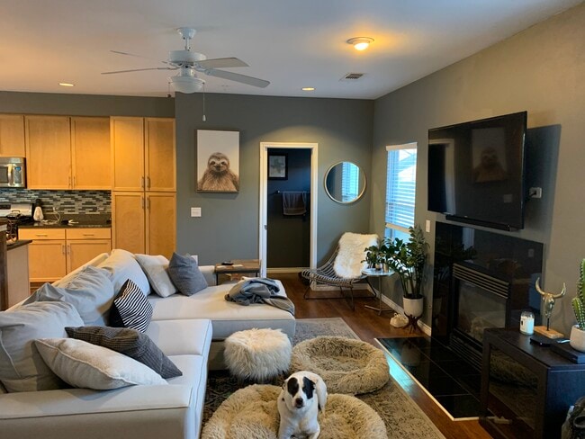 Living - 2606 Wilson St