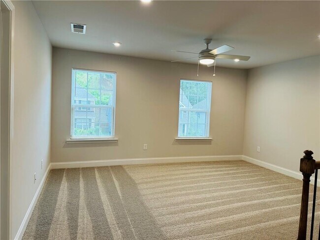 Building Photo - 4800 Sierra Creek Dr NE