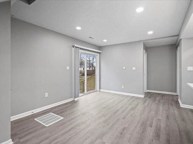 Building Photo - 846 N Parker Ave