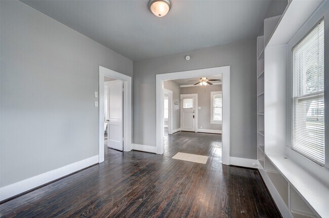 Building Photo - 109 E 23rd St