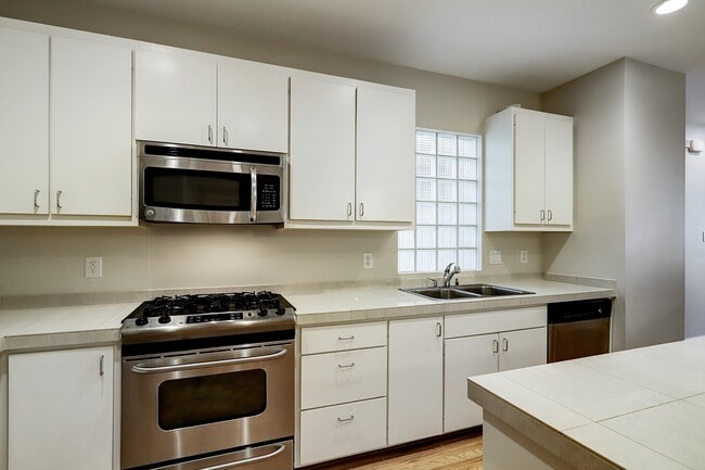 Building Photo - 425 W 26th St