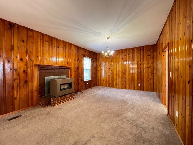 Building Photo - Huge Vintage Home in South Hill