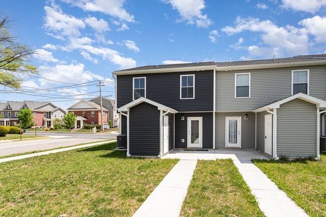 Building Photo - 652 N College St