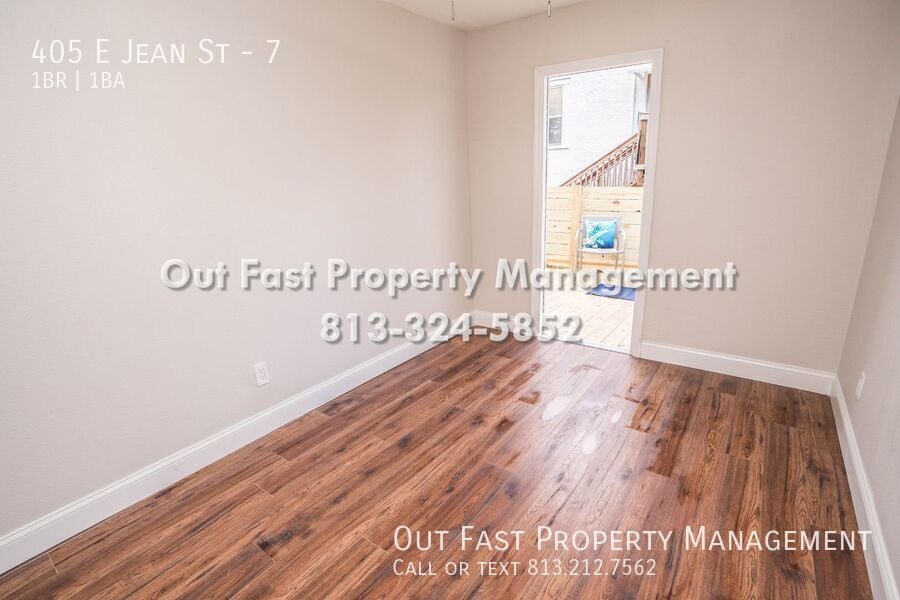 Building Photo - 405 E Jean St