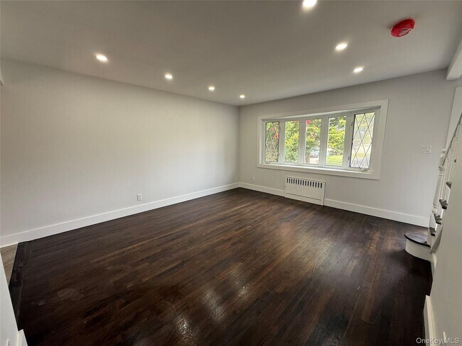 Building Photo - 9 Stanford Ln
