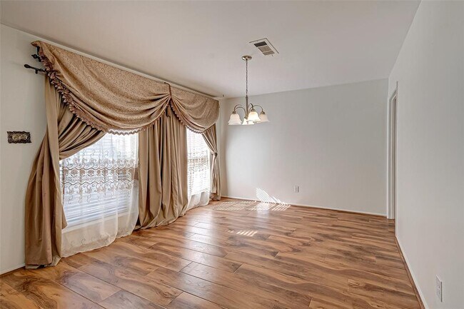 Building Photo - 11707 N Willow Cir