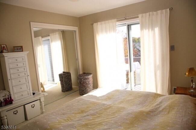 Building Photo - 17 Castle Dr