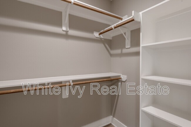 Building Photo - 250 N Shady Oaks Dr