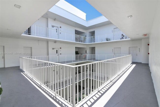 Building Photo - 1770 E Las Olas Blvd