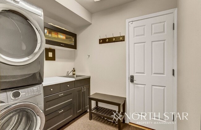 Building Photo - $1000 Off First Months Rent in Lake Oswego