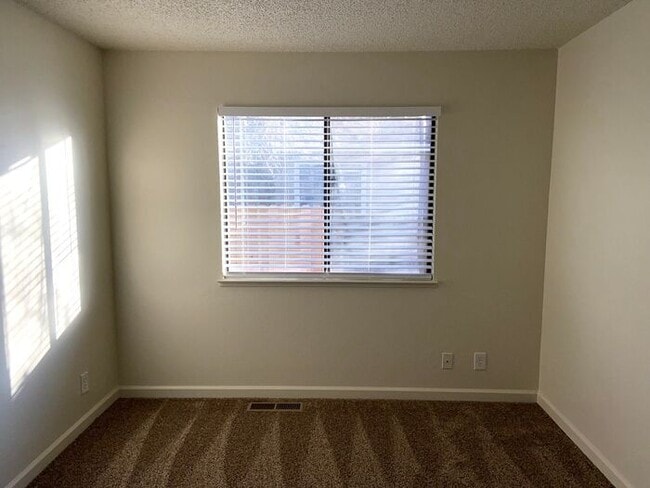 Building Photo - Reno Duplex - Garage, Dishwasher, Washer/Dryer, Central A/C