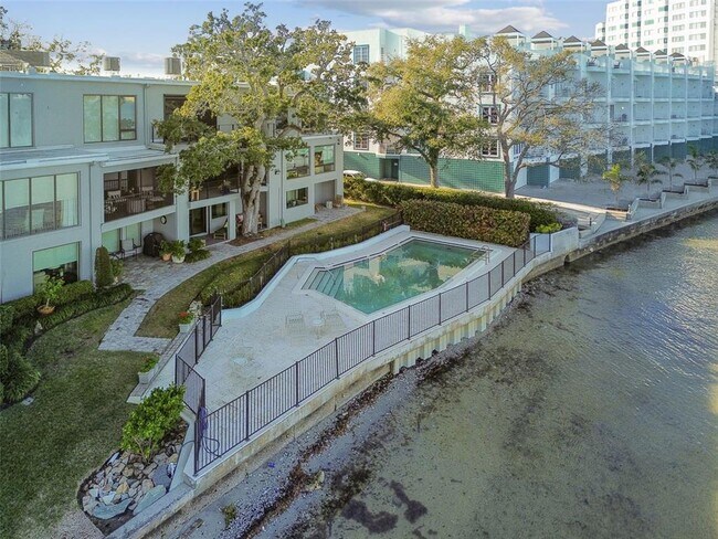 Building Photo - 5010 Bayshore Blvd