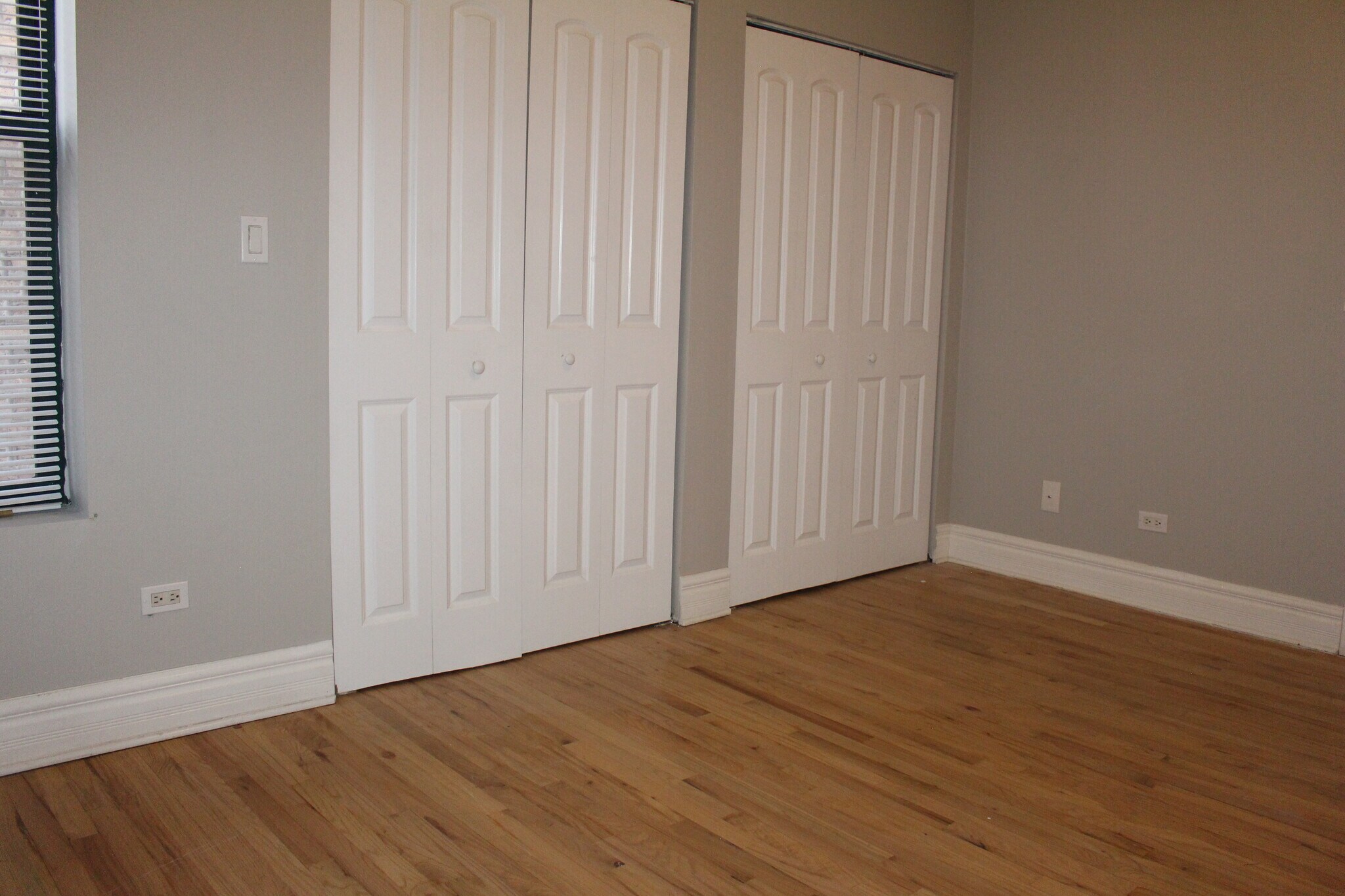 large 2nd bedroom - 4541 s prairie ave
