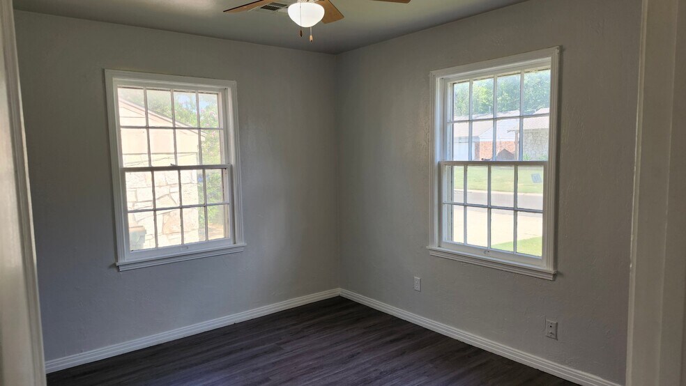 Building Photo - 1833 Westchester Dr
