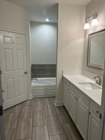 Tub / vanity Master Bath - 14248 Woodtrace Ct
