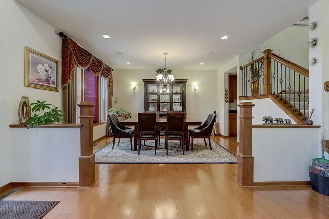Building Photo - Grand 5 bed 4.5 bath Maple Grove Home w/ 3...