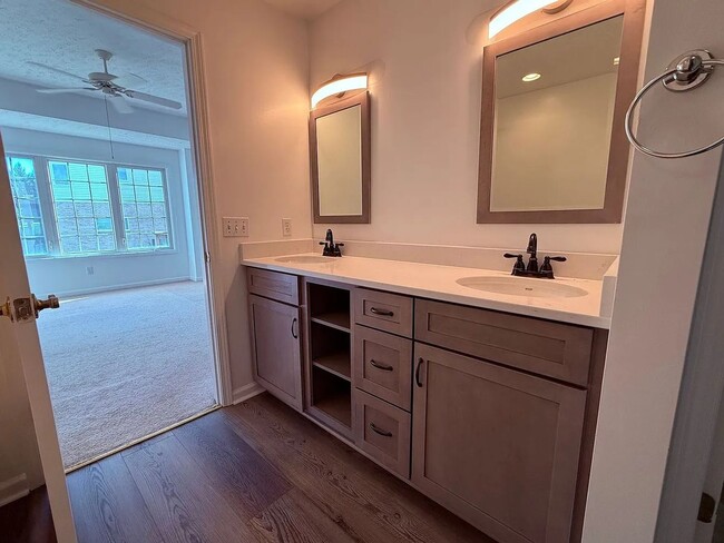 Building Photo - Gorgeous 3 Bedroom, 3 Bath Pet Friendly