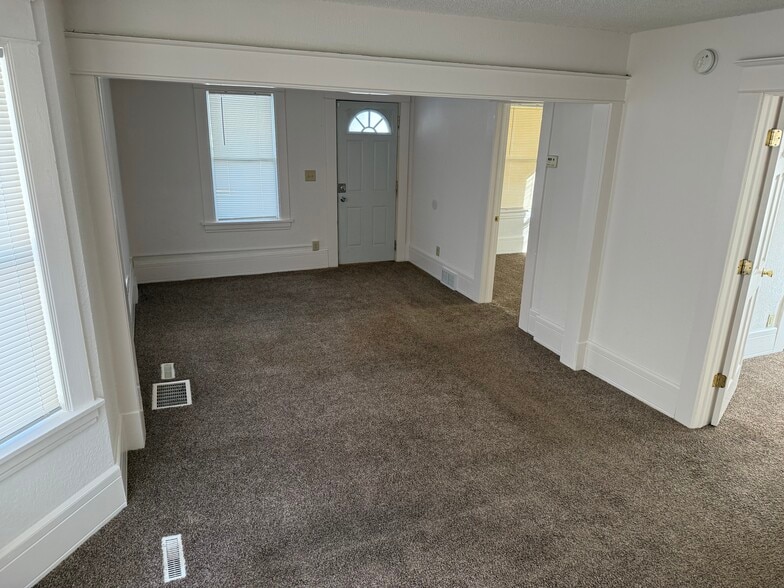 Building Photo - 684 Hawthorne Ave E