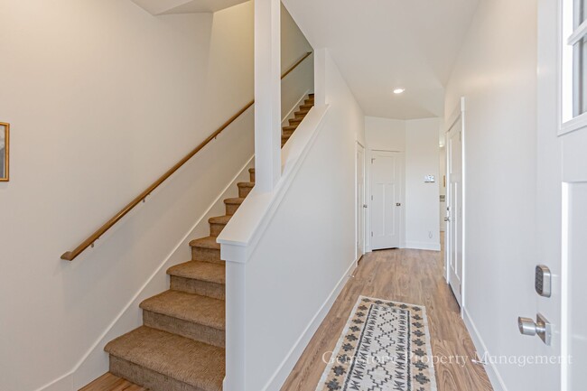 Building Photo - END UNIT - Darling 3 Bed 2.5 bath townhome...