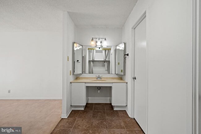 Building Photo - 307 Yoakum Pkwy