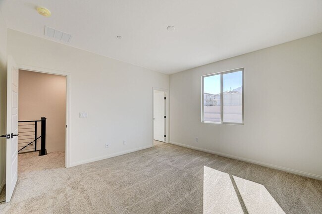 Building Photo - Stunning Summerlin townhome! 2 car garage!