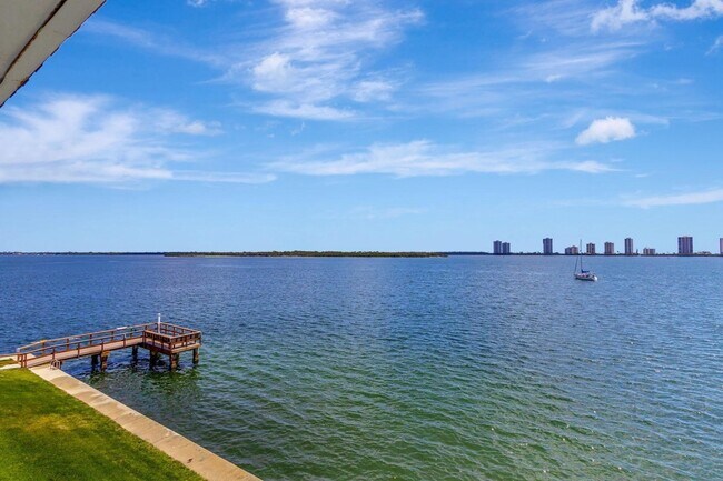 Building Photo - 100 Shore Ct