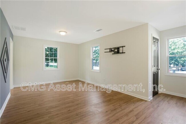 Building Photo - 551 Valley Hill Rd SE