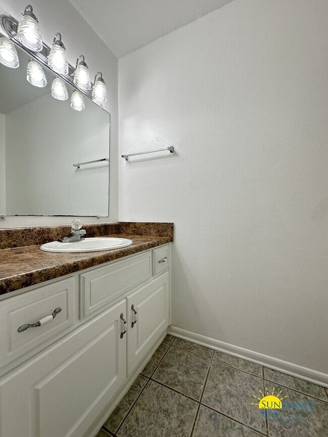 Building Photo - Charming 2 Bedroom Townhouse Located in FWB!