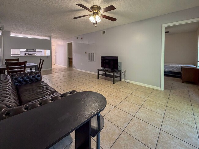 Building Photo - 4BR/4BA Condo off SW 34th Street - available NOW!